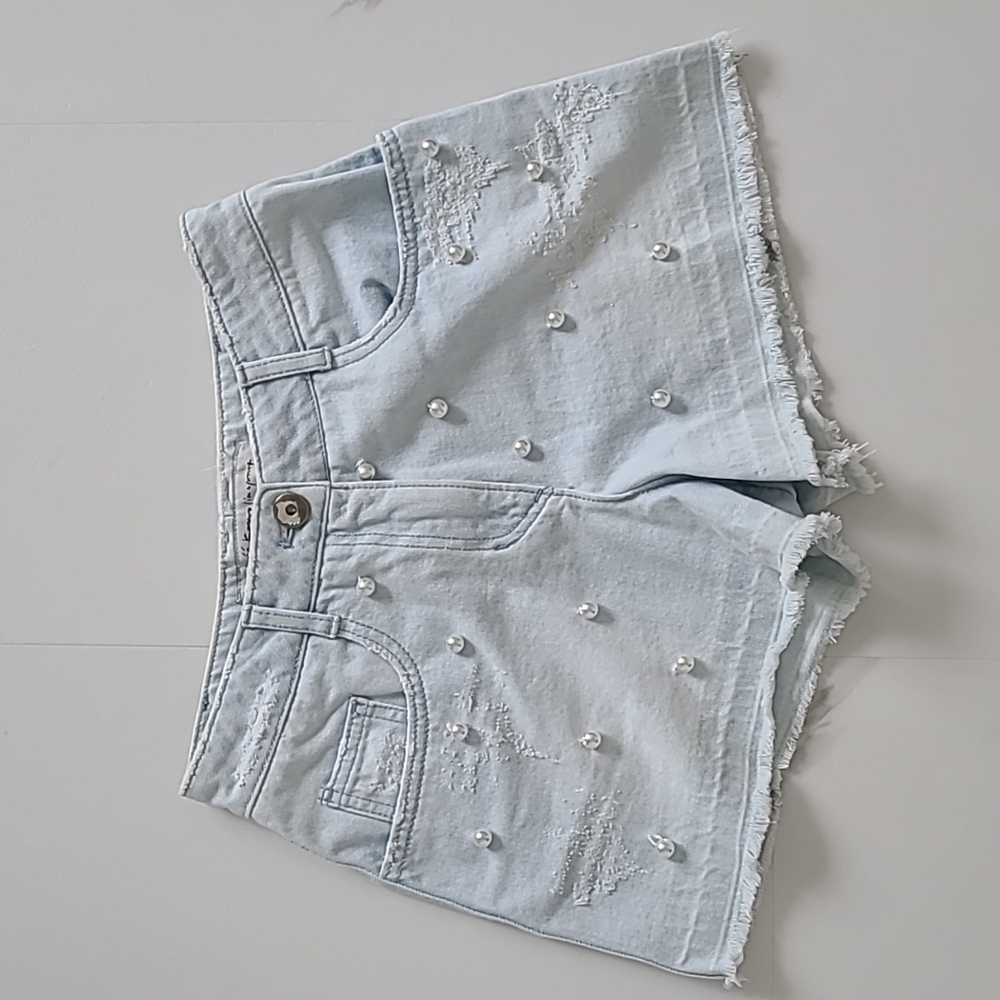 Light wash pearl detailed denim shorts